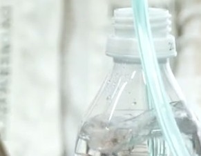 ラディスターでラドン水を作る様子